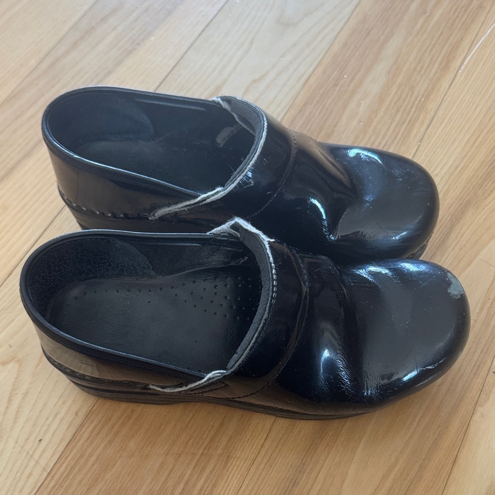Black Patent Leather Dansko Clogs | Sleek Glossy Finish | Size 36 - Picture 2 of 11